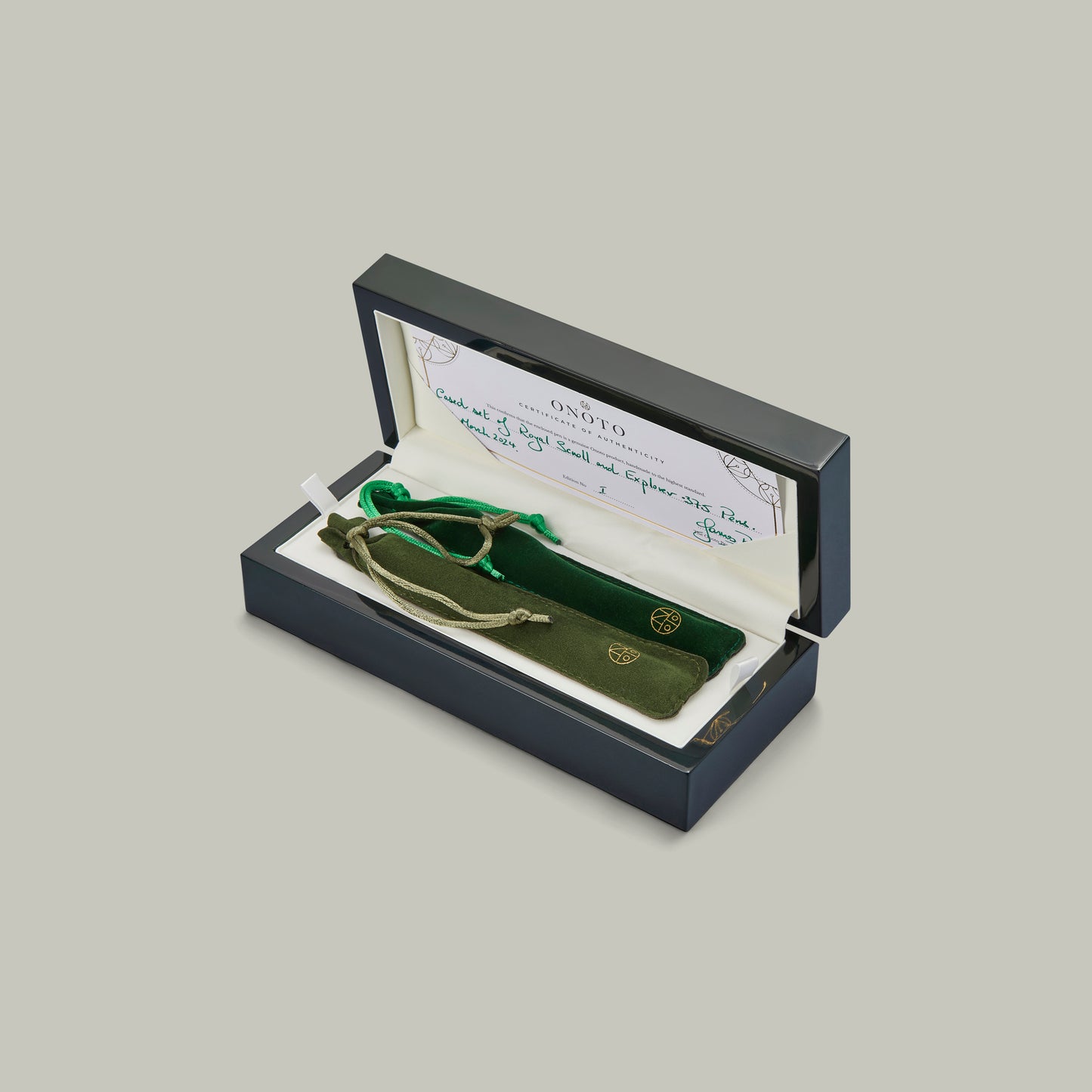 Pair of pens in lacquered presentation case