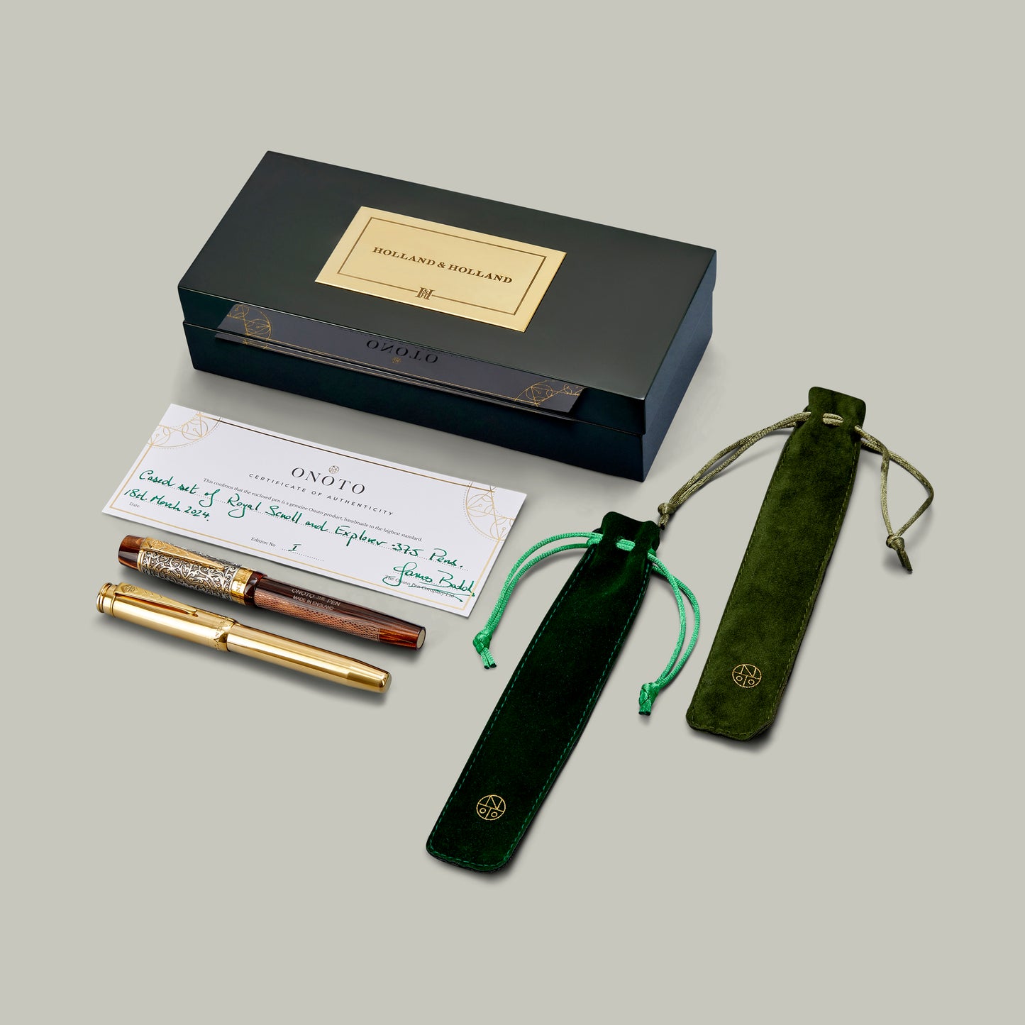 Pair of pens in lacquered presentation case