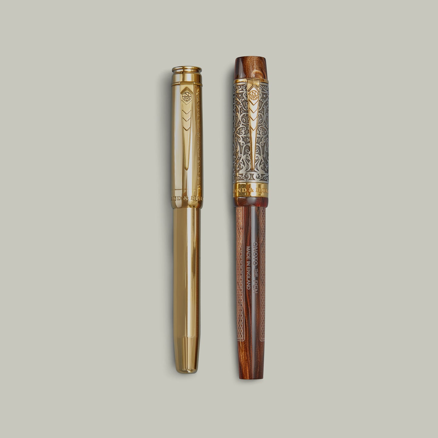 Pair of pens in lacquered presentation case
